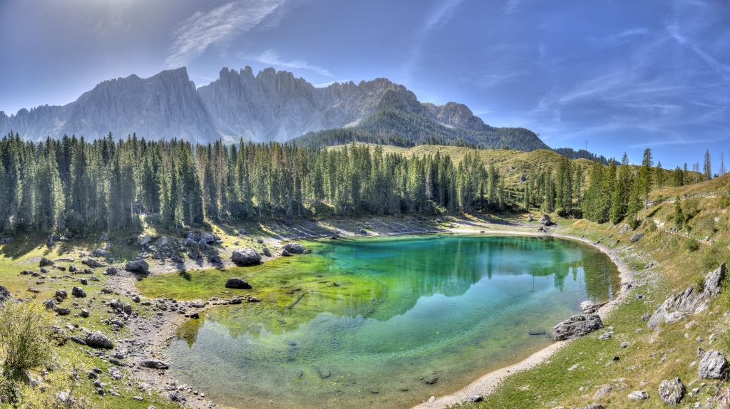 Der Karer See (1519m) unterhalb des Karerpasses (1745m) zwischen Latemar und Rosengarten, Dolomiten, Südtirol, September 2023.