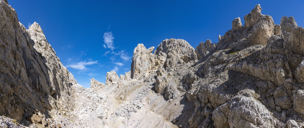 Durchstieg durch die Gamsstallscharte (2640m) zwischen Cima di Valsorda (2799m) und Eggertaler Horn (2752m) im Latemar, Dolomiten, Südtirol, September 2023.