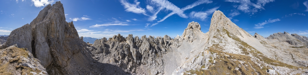 In der Gamsstallscharte (2640m) zwischen Cima di Valsorda (2799m) und Eggertaler Horn (2752m) im Latemar, Dolomiten, Südtirol, September 2023.