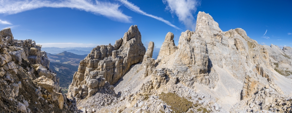 Im Aufstieg zur Torre di Pisa Hütte (2671m) steht man am Felsengrat den Dolomiten-Türmen von Cima Valbona (2658m), dem schiefen Torre di Pisa und dem Cima di Valsorda (2799m) vis-a-vis gegenüber, Dolomiten, Südtirol, September 2023.