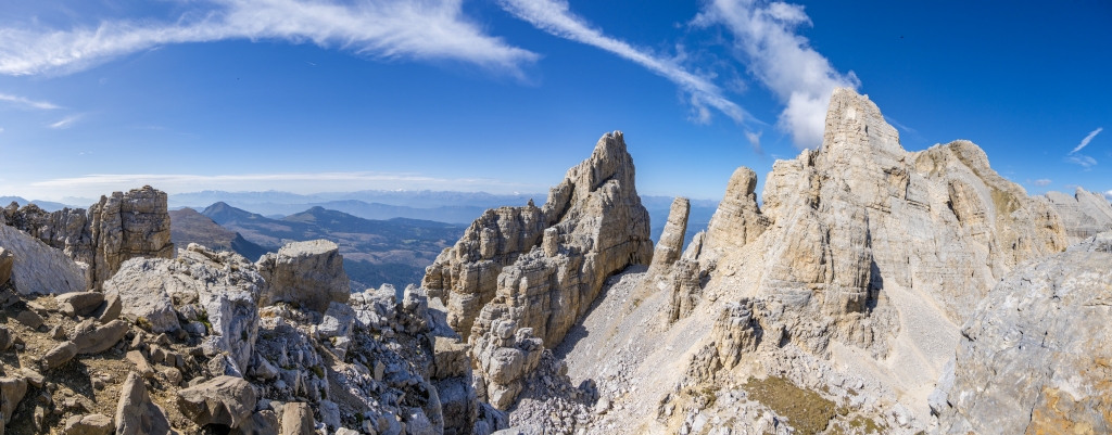 An der Torre di Pisa Hütte (2671m) eröffnet sich der beeindruckende Blick auf die Gruppe der Dolomiten-Türme von Cima Valbona (2658m), des schiefen Torre di Pisa und des Cima di Valsorda (2799m), Dolomiten, Südtirol, September 2023.