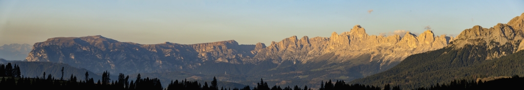 Von unserem WoMo-Stellplatz am Passo Lavaze südlich des Latemar können wir das abendliche Alpenglühen am Schlern und der Rosengarten-Gruppe bewundern, Dolomiten, Südtirol, September 2023.