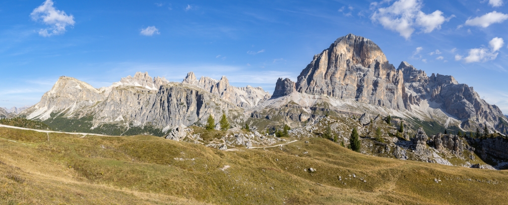 Die Gondola Cinque Torri bringt uns zum Ausgangspunkt unserer Wanderung auf die Nuvolau-Hütte (2575m) mit einem fantastischen Ausblick auf die Tofana di Mezzo (3244m), die Tofana di Rozes (3225m), die Gruppe der Fanes mit den Fanesspitzen, den Col dei Bos (2559m) und den Lagazuoi (2750m), Dolomiten, Südtirol, September 2023.