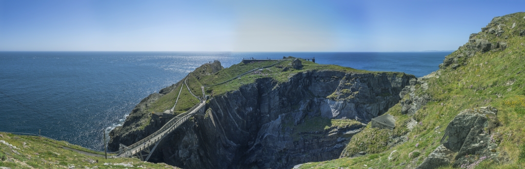 Blick vom Aussichtspunkt in den Klippen auf die Mizen Head Bridge und Signal-Station, Irland, Juni 2023.