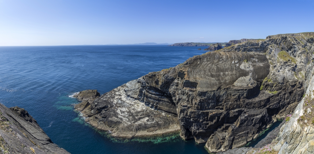 Blick vom Aussichtspunkt in den Klippen auf die Mizen Head Bridge und Signal-Station, Irland, Juni 2023.
