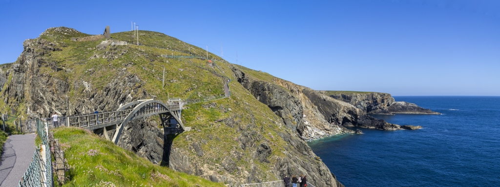 Blick auf Mizen Head Bridge und die vorgelagerte Steilküste, Irland, Juni 2023.