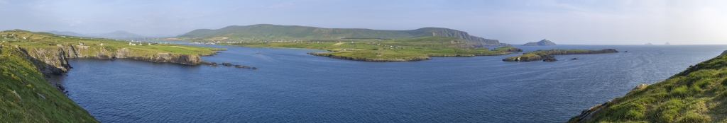 Abendlicher Blick von Bray Head auf die Hafenbucht von Portmagee, die südwestliche Steilküste der Kerry Cliffs, Long Island, Puffin Island und die beiden Skellig Islands (Skellig Bheag und Skellig Michael), Irland, Juni 2023.
