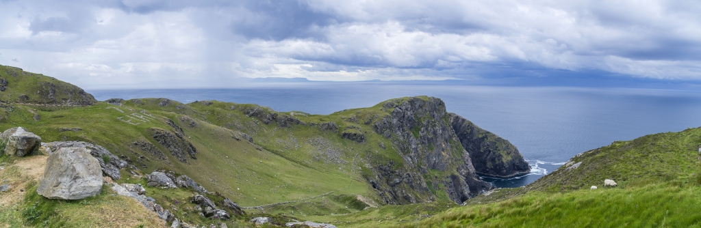 Irisches Neutralitätszeichen EIRE 71 aus dem II. Weltkrieg an der Strasse zu den Sliabh Liag Cliffs, Irland, Juni 2023.