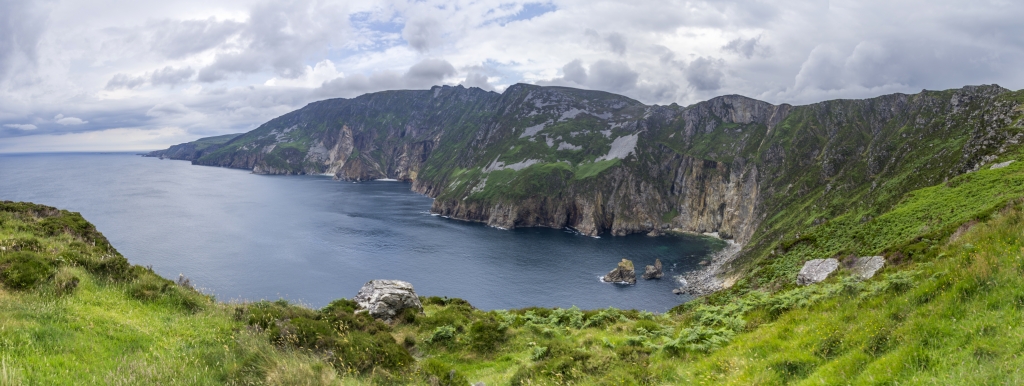 Aussichtspunkt mit Blick auf die Sliabh Liag Cliffs und den 601m hohen Sliabh Liag (kurz vor Ausbruch eines heftigen Unwetters), Irland, Juni 2023.