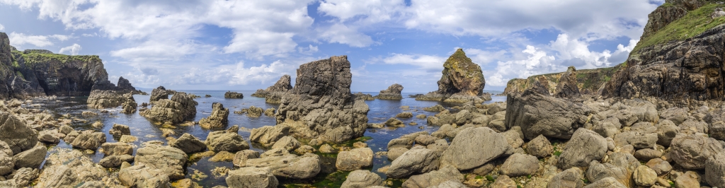 Specksteinküste beim Crohy Head Sea Arch bei Maghery, Irland, Juni 2023.