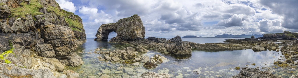 Der Great Pollet Sea Arch bei Doagh Begh, Irland, Juni 2023.