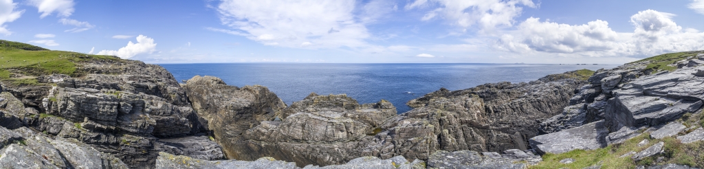 Küste bei Malin Head unterhalb des Eire 80 Signs und des Lloyds Signal Towers, Irland, Juni 2023.