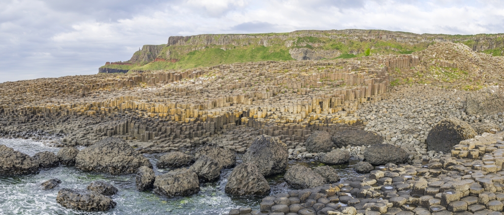 Basaltsäulen am Giants Causeway, Irland, Juni 2023.
