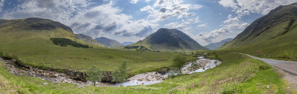 Im Glen Etive, einem tief eingeschnittenen Seitental des Glencoe Valley entlang des River Etive und unweit der Brückenszene aus "James Bond 007 - Skyfall", Schottland, Mai 2024.