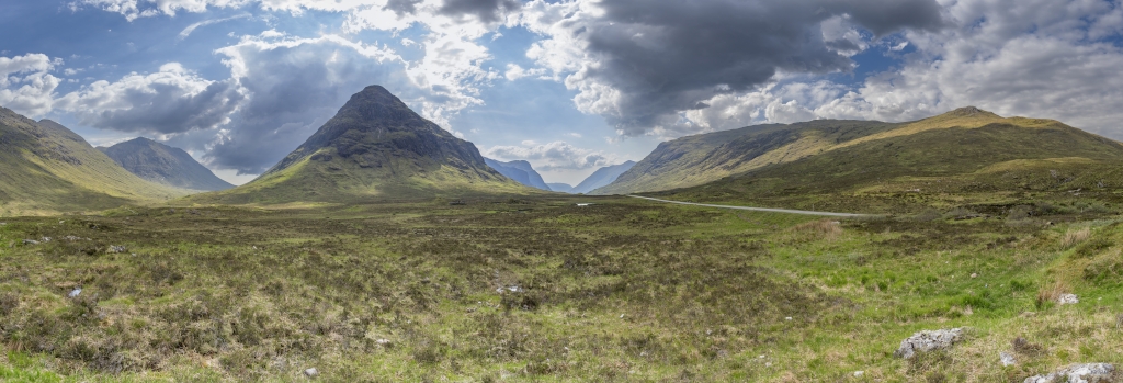 Am Glencoe Viewpoint mit Blick auf den Taleinschnitt des River Coupall, den Stob Coire Reineach (925m), das Glencoe Valley und den nördlichen Höhenzug mit dem Stob Mhic Mhartuin (716m), Schottland, Mai 2024.