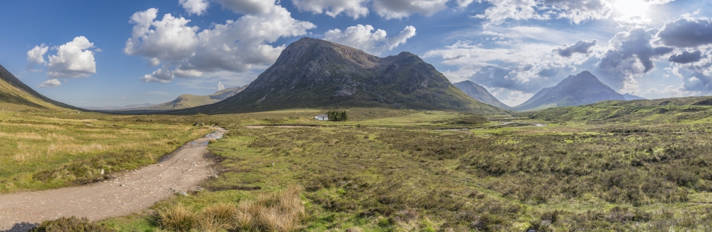 Glencoe Valley - Buachaille Etive Mor, Stob Dearg (1021m) mit dem Bothy Lagangarbh Cottage und Stob Coire Reineach (925m), Schottland, Mai 2024.