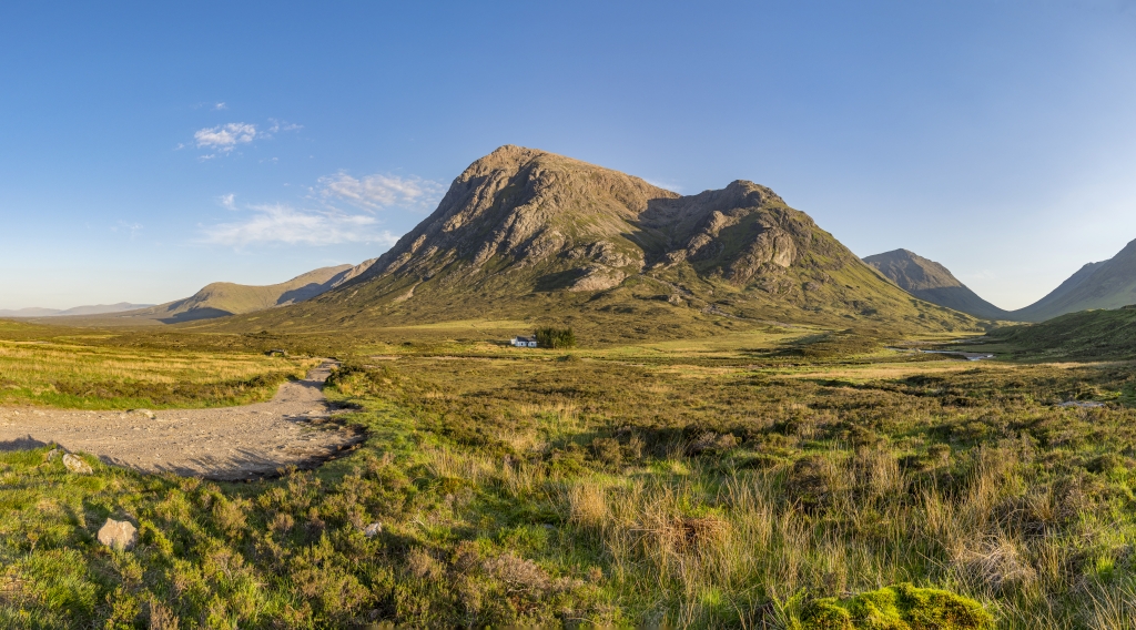 Glencoe Valley - Sonniger Abend am Buachaille Etive Mor mit Stob Dearg (1021m) und Bothy Lagangarbh Cottage, Schottland, Mai 2024.