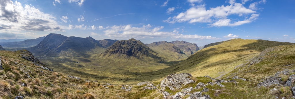 Gipfelpanorama auf dem Stob Mhic Mhartuin (716m) hoch über dem Glencoe Valley mit Blick auf Stob Dearg (1021m), Stob Na Doire (1010m), Stob Coire Reineach (925m) und Stob Dubh (958m) sowie den Stob Coire Sgreamhach (1050m), den langen Grat des Bidean Nam Bian (1150m) und den Stob Coire Nan Lochan (1115m), Schottland, Mai 2024.