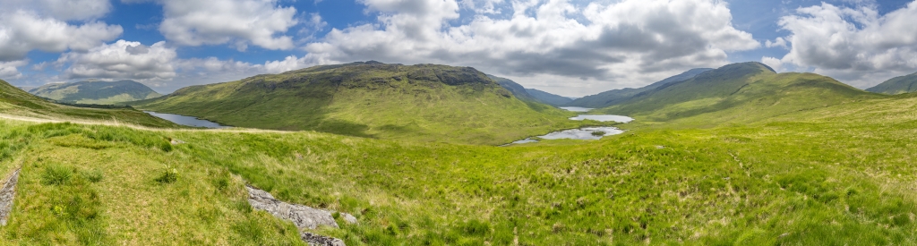 Three Lochs Viewpoint auf der Isle of Mull mit dem Loch Sgurbain, dem Loch An Eilein und dem Loch Airdeglais überragt von Beinn Fhada (501m) und Cnap Nan Gobhar (714m) / Ben Buie (717m), Isle of Mull, Schottland, Mai 2024.
