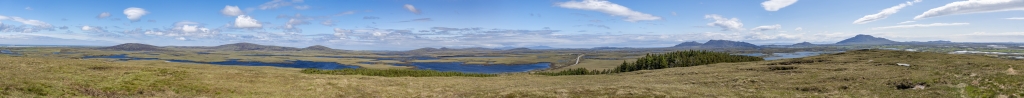 Panorama vom Gipfel des Hügels Beinn Langais (98m) mit Blick auf die Seen Loch A Bharpa, Loch Na Moracha und Loch Langais, an dessen Fuss sich das steinzeitliche Hügelgrab Barpa Langais (25m Durchmesser, 4m Höhe) und der ovale Steinkreis Pobull Fhinn (40m x 33m Durchmesser) befinden, North Huist, Schottland, Mai 2024.