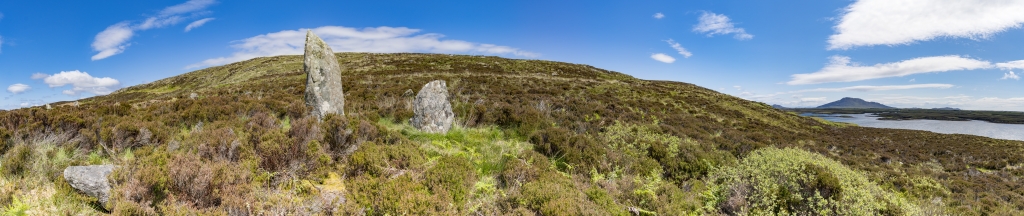 Ovaler, ca. 4000 Jahre alter Steinkreis Pobull Fhinn (40m x 33m Durchmesser) am Ufer des Loch Langais und mit Blick auf den Berg Eabhal (347m), von dessen insgesamt 40 Menhiren noch 24 aufrecht stehen und der Höchste von ihnen ca. 2m hoch ist, North Huist, Schottland, Mai 2024.