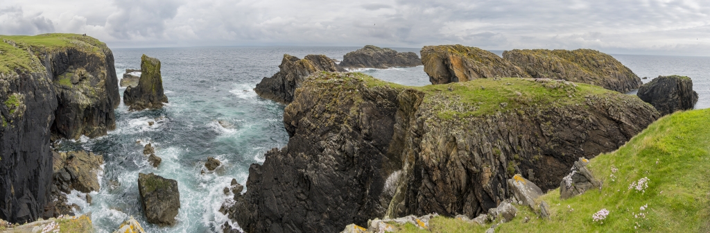 Die wild zerklüfteten und meeresumtosten Felsenklippen des Butt of Lewis bilden den nördlichen Abschluss der nördlichsten Hebrideninsel Lewis and Harris, Isle of Lewis, Schottland, Mai 2024.
