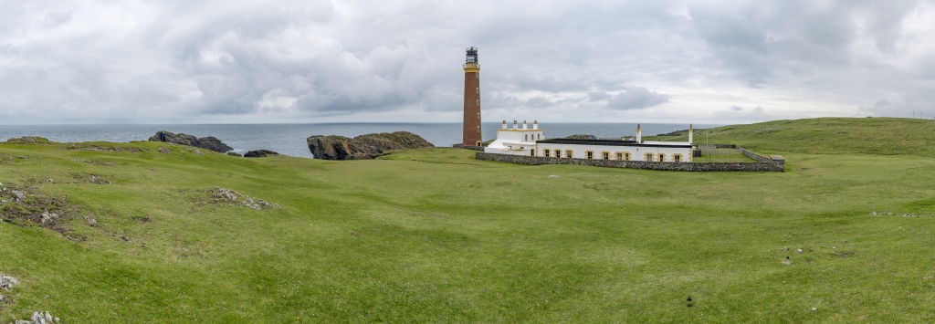 Das 1862 an der Nordspitze des Kaps durch David Stevenson errichtete Butt of Lewis Lighthouse steht an einem der windigsten Orte Schottlands, Isle of Lewis, Schottland, Mai 2024.