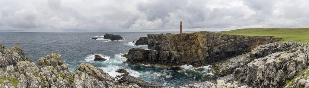 Das Butt of Lewis Lighthouse steht an der nördlichsten Spitze der Isle of Lewis auf meeresumtosten und bis zu 43m hohen Uferfelsen, Isle of Lewis, Schottland, Mai 2024.