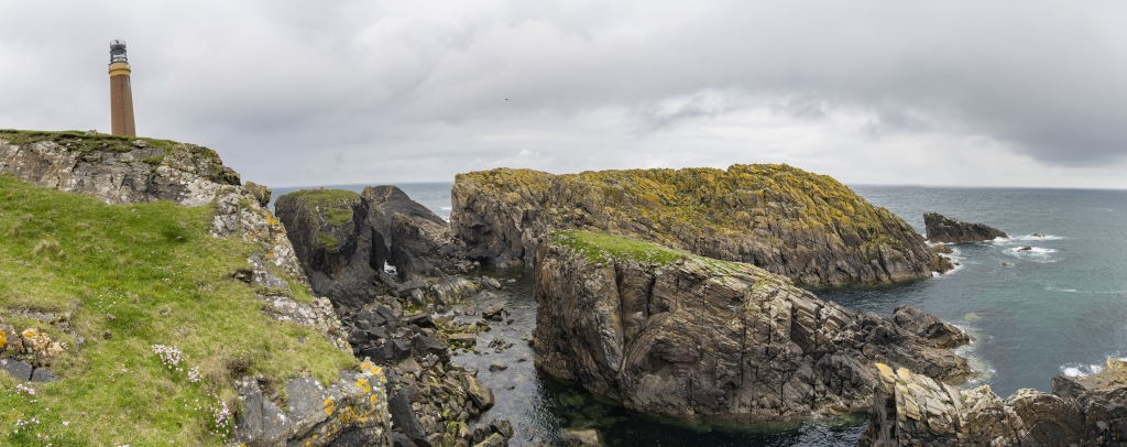 Die wild zerklüfteten und meeresumtosten Felsenklippen des Butt of Lewis mit dem Leuchtturm bilden den nördlichen Abschluss der nördlichsten Hebrideninsel Lewis and Harris, Isle of Lewis, Schottland, Mai 2024.