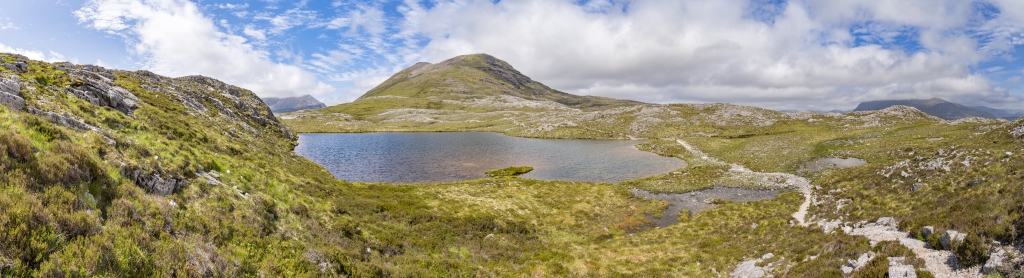 Blick vom Gipfel des Leathad Buidhe (557m) am Beinn Eighe Mountain Trail auf Loch Allt An Daraich und den Doppelgipfel des Meall a Ghiubhais (887m), Torridon Mountains, Schottland, Juni 2024.