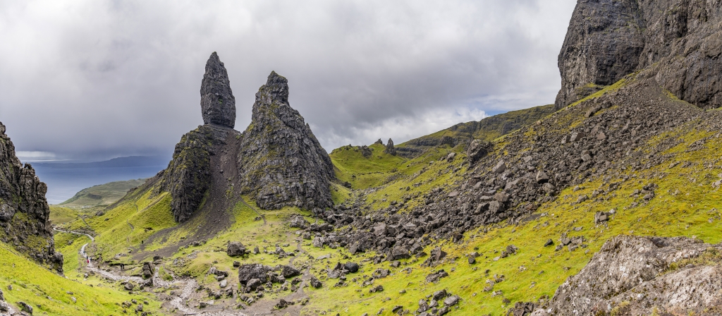 Die 48 Meter hohe “Hinkelstein”-Felsnadel des The Old Man of Storr ist eines der markantesten Wahrzeichen der Isle of Skye, Isle of Skye, Schottland, Juni 2024.
