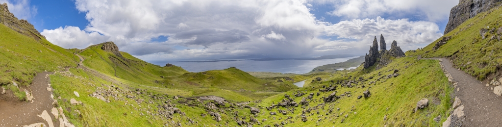 Auf dem Weg zum The Storr Lookout hat man eine der schönsten Aussichten auf den überdimensionalen “Hinkelstein” des The Old Man of Storr, den Loch Leathan und den Sound of Raasey, Isle of Skye, Schottland, Juni 2024.