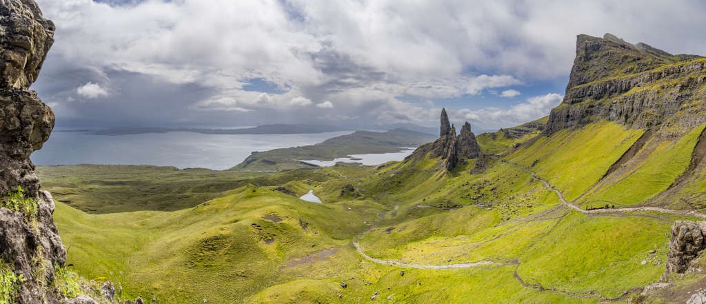 Die Felsnadel des The Old Man Of Storr entstand durch Erosion von basaltischen Gesteinen an der westlichen Abbruchkante des Berggipfels des Storr (719m) in der Trotternish Ridge, Isle of Skye, Schottland, Juni 2024.