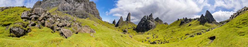 360-Grad-Panorama im Felsengarten von The Sanctuary, einem kleinen Seitental südlich des The Old Man of Storr, direkt unter den Felsabbrüchen vom Berggipfel des Storr (719m), Isle of Skye, Schottland, Juni 2024.