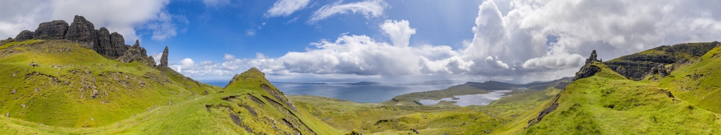 360-Grad-Panorama auf dem Kamm der das Sanctuary zum Meer hin begrenzenden Hügelkette, die einen weiten Blick über den Sound of Raasey, die vorgelagerten Inseln Ronaigh und Raasey, den Loch Leathan und den Loch Fada gestattet, Isle of Skye, Schottland, Juni 2024.
