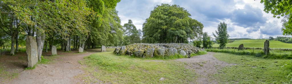 Die Megalithische Steinhügel-Anlage von Balnuaran of Clava (Clava Cairns) in Strathnairn unweit von Culloden stammt aus der Zeit um 2300 bis 2000 v. Chr. und beherbergt 3 große, kreisrunde mehalithische Steinhügel-Grabanlagen sowie eine Vielzahl sogenannter Standing Stones, Schottland, Juni 2024.