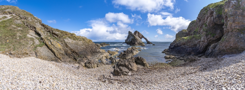Bow Fiddle Rock ist ein natürlich entstandener Sea Arch in der Nähe des Ortes Portknockie an der nordöstlichen Küste Schottlands, Schottland, Juni 2024.