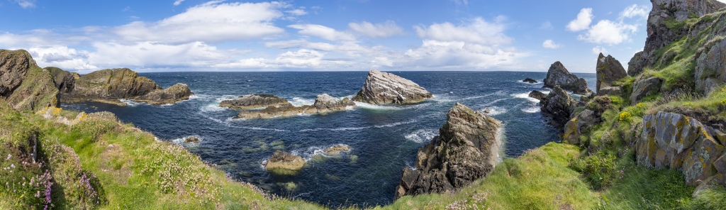 Küste mit Vogelfelsen beim Bow Fiddle Rock Sea Arch in der Nähe des Ortes Portknockie an der nordöstlichen Küste Schottlands, Schottland, Juni 2024.