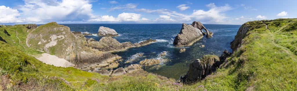Bow Fiddle Rock Sea Arch in der Nähe des Ortes Portknockie an der nordöstlichen Küste Schottlands, Schottland, Juni 2024.
