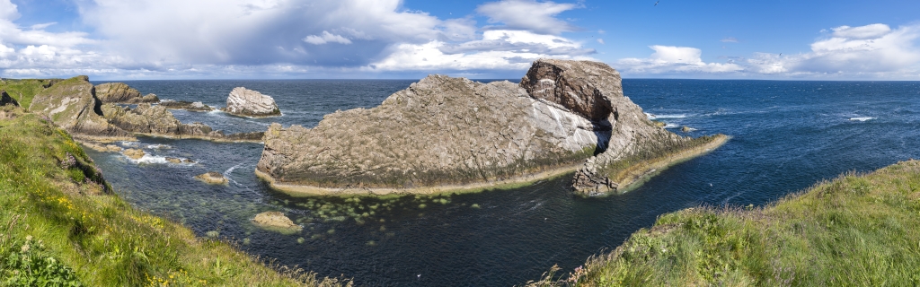 Bow Fiddle Rock Sea Arch in der Nähe des Ortes Portknockie an der nordöstlichen Küste Schottlands, Schottland, Juni 2024.