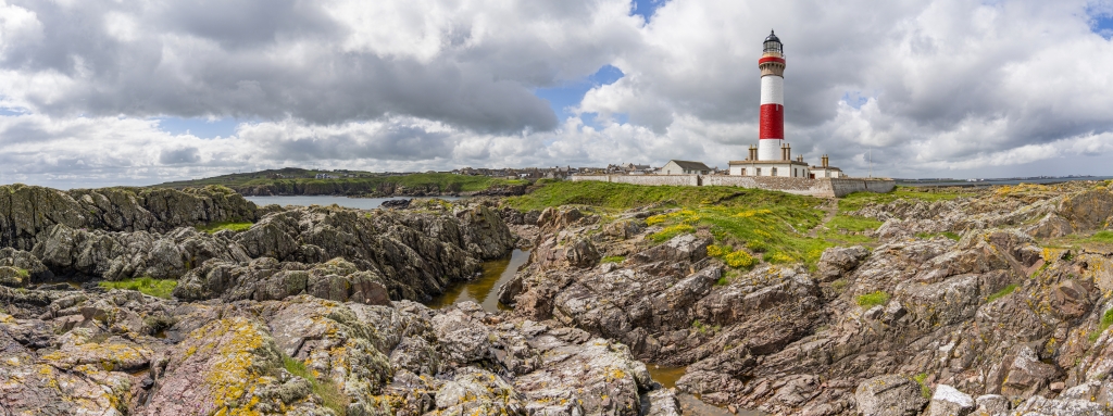 Der 35m hohe Turm des Buchan Ness Lighthouse von 1824-1827 steht auf Kap Buchan Ness in der schottischen Ortschaft Boddam in Aberdeenshire, Schottland, Juni 2024.
