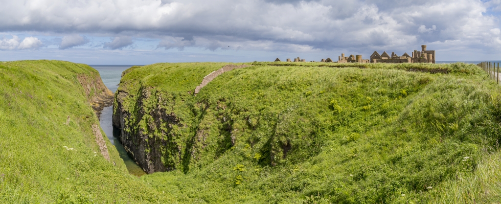 Die direkt an der Nordseeküste bei Cruden Bay gelegene Ruine von New Slains Castle geht auf einen Wohnturm des neunten Earl of Erroll im 16. Jahrhundert zurück und hat über die Jahrhunderte vielfältige Umbauten erlebt, Schottland, Juni 2024.