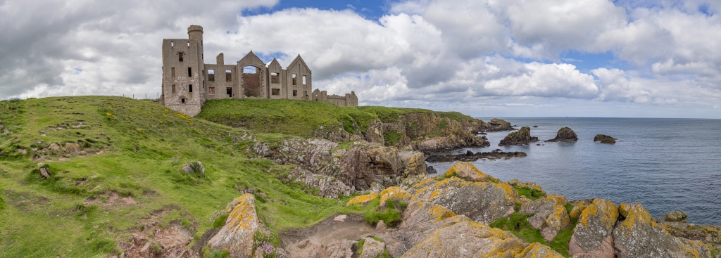 Die auf das 16. Jahrhundert zurückgehende und direkt an der Nordseeküste bei Cruden Bay gelegene Ruine von New Slains Castle wurde 1837 im Scots Baronial Style überbaut und im 20. Jahrhundert dem Verfall preisgegeben, Schottland, Juni 2024.