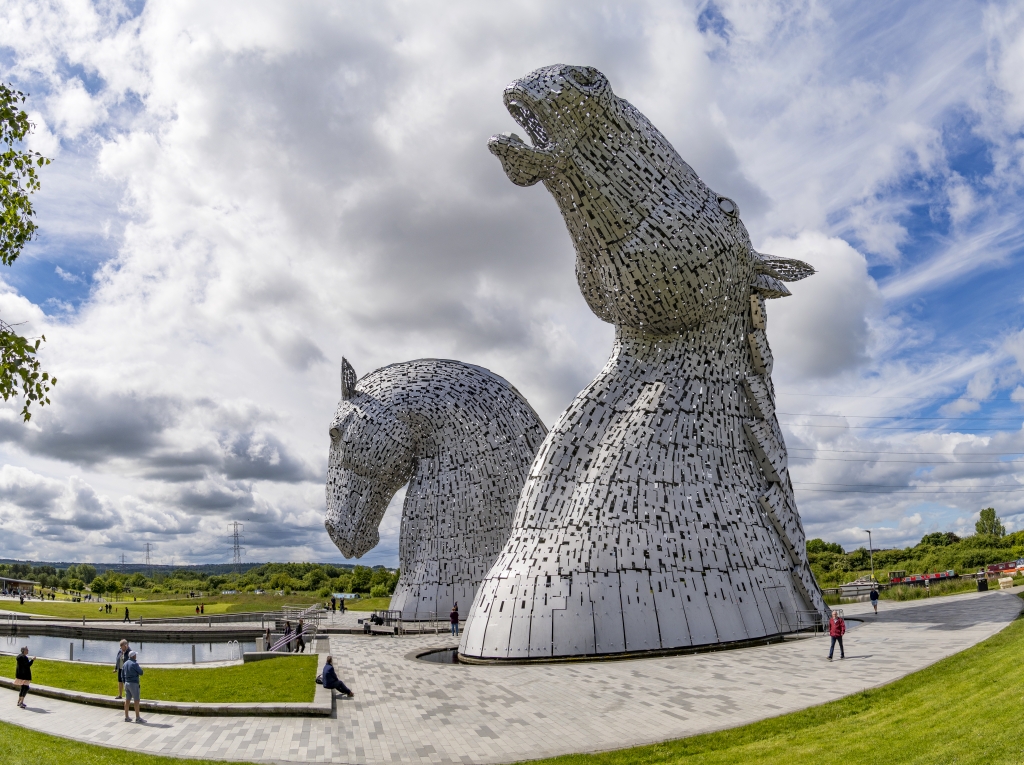 Die rund 30m hohen Skulpturen der Kelpies, Wassergeister in Pferdegestalt, am Forth and Clyde Canal bei Falkirk, Schottland, Juni 2024.