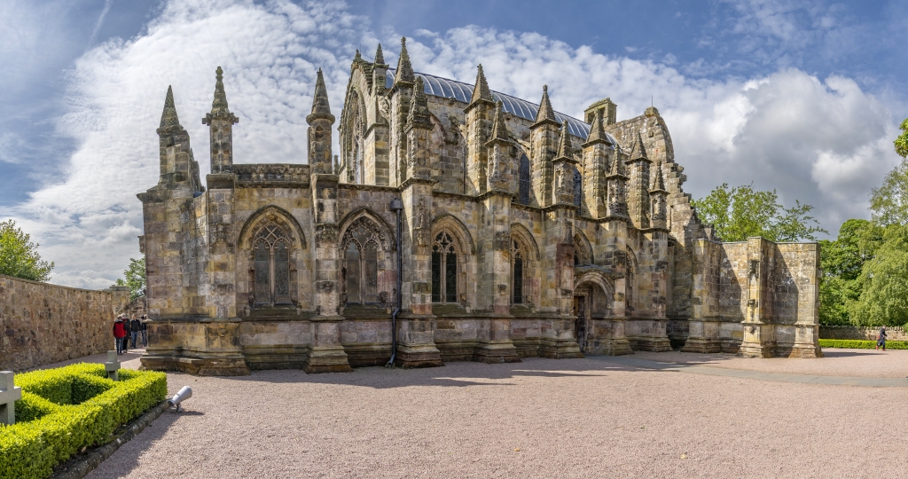 Nordseite der Rosslyn Chapel - gotische Kirche aus dem 15. Jahrhundert in dem Dorf Roslin, Midlothian bei Edinburgh - im Jahr 2024 wieder ohne ihr behelfsmäßiges Schutzdach und gut restauriert, Schottland, Juni 2024.