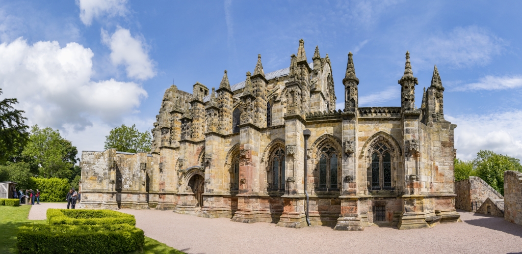 Südseite der Rosslyn Chapel - gotische Kirche aus dem 15. Jahrhundert in dem Dorf Roslin, Midlothian bei Edinburgh, Schottland, Juni 2024.