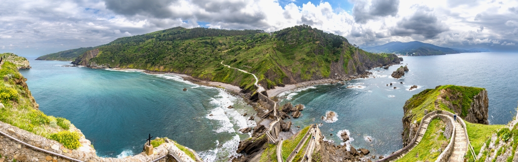Blick auf die beeindruckende Steintreppe mit ihren 241 Treppenstufen, die die einzige Landverbindung der Felsenhalbinsel Gaztelugatxe mit dem Festland ist, Nordspanien, Mai 2025.