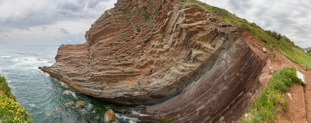 K&uuml;ste beim Mirador de Algorri, wo in einer Flysch-Gesteinsschicht die sogenannte KP-Grenze sichtbar zu Tage tritt, Nordspanien, Mai 2025.