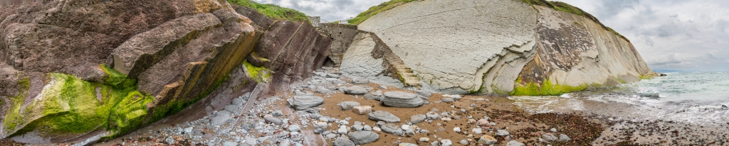 Die Felsenk&uuml;ste beim Mirador de Algorri ist durch gro&szlig;plattige Flysch-Gesteinsschichten gepr&auml;gt, Nordspanien, Mai 2025.