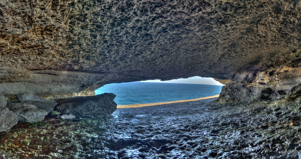 In der gro&szlig;en Brandungsh&ouml;hle der Cueva de la Ojerada, Nordspanien, Mai 2025.